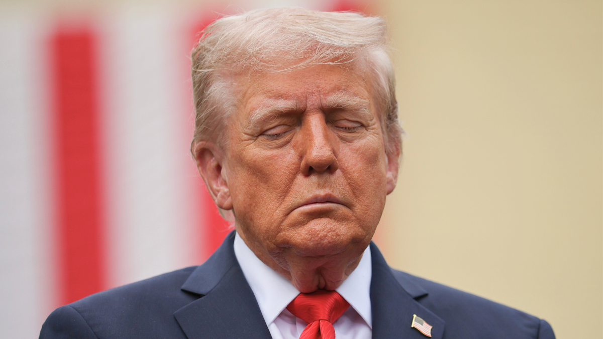 Donald Trump boots attorney who wouldn’t bend rules, hires someone who ‘couldn’t even find the courtroom’ – all for revenge post thumbnail image