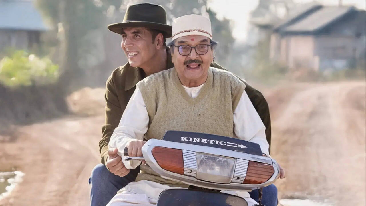 Akshay Kumar ‘Speechless’ On Haiwaan Co-Star Asrani’s Death: We Shared A Hug Just Last Week post thumbnail image
