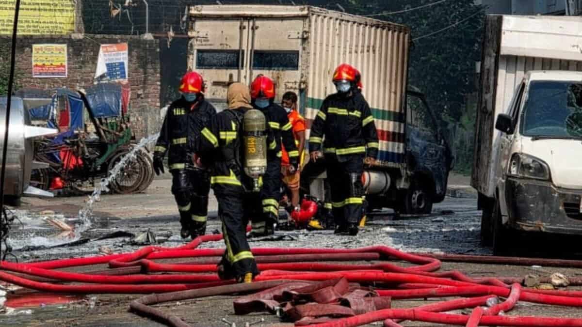 Bangladesh: 16 killed in fire at garment factory and chemical warehouse post thumbnail image