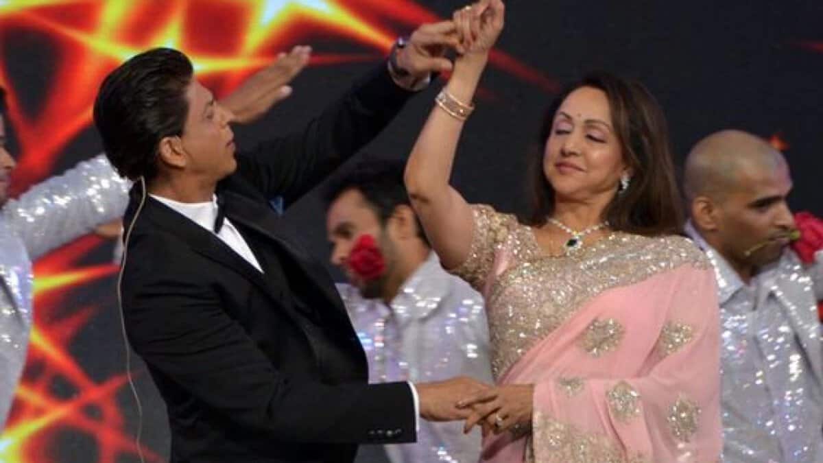 When Hema Malini made Shah Rukh Khan cry just after his wedding post thumbnail image