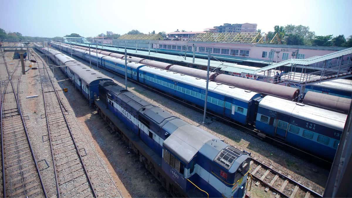 Diwali rush: Western railway operates 75 special train pairs post thumbnail image