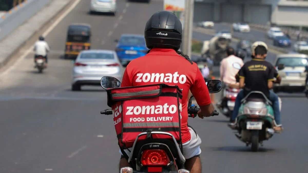 Govt partners with Zomato to create 2.5 lakh job opportunities post thumbnail image