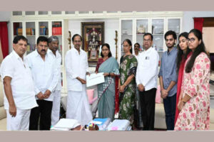 KCR: మాగంటి సునీతకి బీఫాం అందజేసిన కేసీఆర్