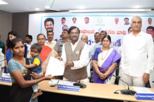 Minister Vivek: వివేక్‌, హరీశ్‌ రావుల మధ్య మాటల యుద్ధం