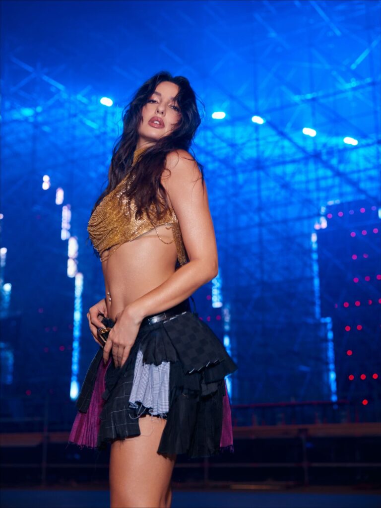 గోల్డెన్ గ్లామ్‌లో మెరిసిన నోరా ఫతేహీ! post thumbnail image