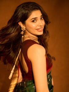 చీరకట్టు అందాలతో కట్టిపడేస్తున్న బేబమ్మ