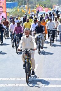 సైకిల్ ఎక్కిన నారా చంద్ర‌బాబు నాయుడు