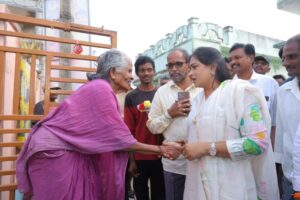 ఒక రోజు ముందుగానే పేద‌ల‌కు పెన్ష‌న్లు పంపిణీ