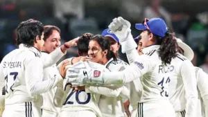 Pink-ball Test: Aus 96/3, trail India by 102 runs