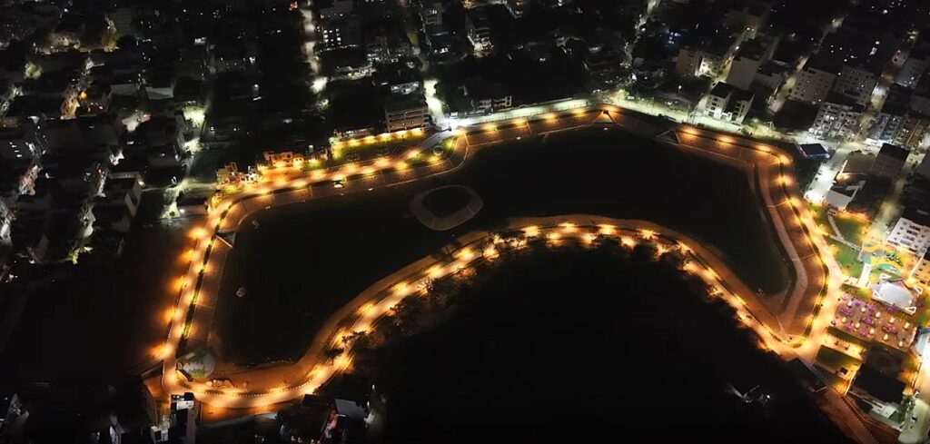 అద్భుతంగా బమృకున్ – ఉద్ – దౌలా చెరువు