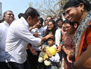 గాడి త‌ప్పిన పాల‌న కేటీఆర్ ఆందోళ‌న
