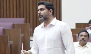 బాలిక‌ల‌కు ఉచితంగా శానిట‌రీ న్యాప్కిన్ల పంపిణీ