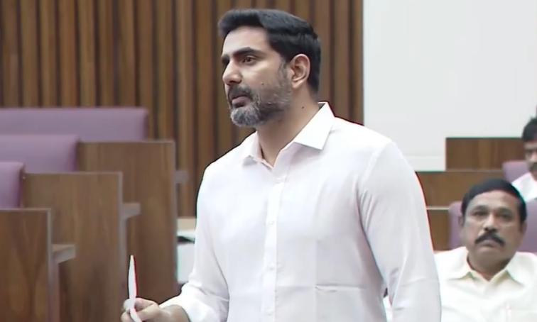 బాలిక‌ల‌కు ఉచితంగా శానిట‌రీ న్యాప్కిన్ల పంపిణీ