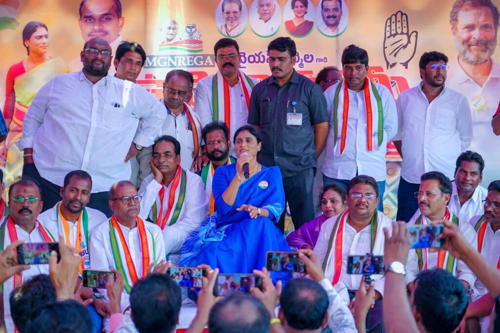 కోట్లాది కూలీల క‌డుపు కొట్టిన కేంద్రం : షర్మిల